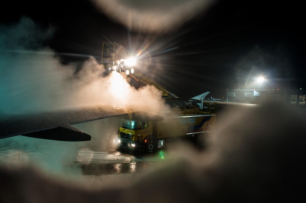 Preflight-Vorbereitung von Flugzeugen bei Schneefall.