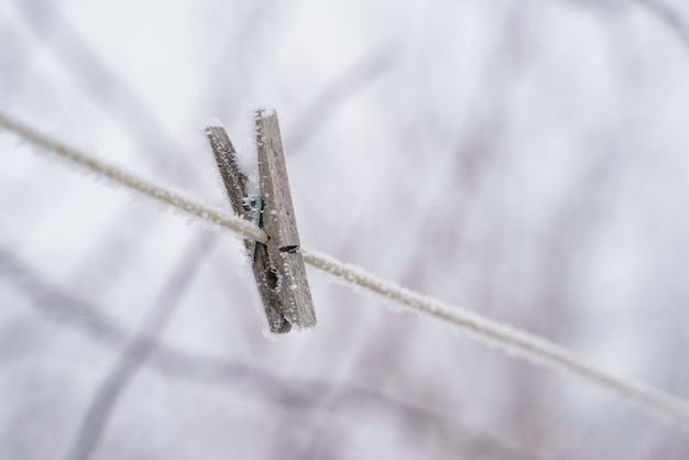 Foto pregador de roupa de madeira solitário em um varal