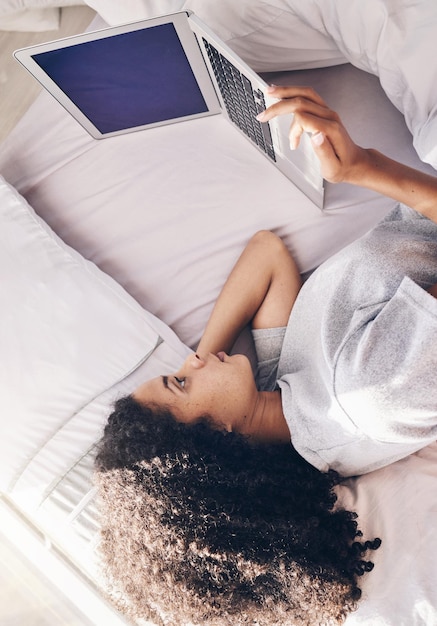 Relaxe a mulher negra no chão e o laptop para uma pausa na