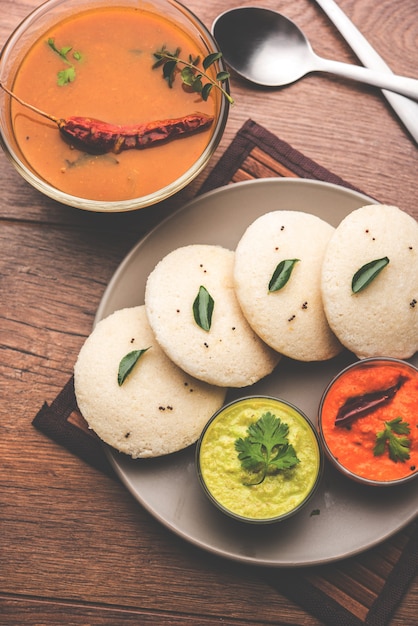 Foto preguiçosamente sambar ou idli com sambhar e chutney verde e vermelho. café da manhã popular do sul da índia