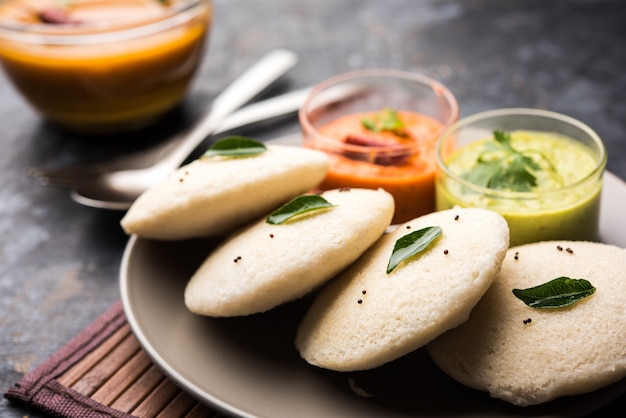 Preguiçosamente sambar ou Idli com Sambhar e chutney verde e vermelho. Café da manhã popular do sul da Índia