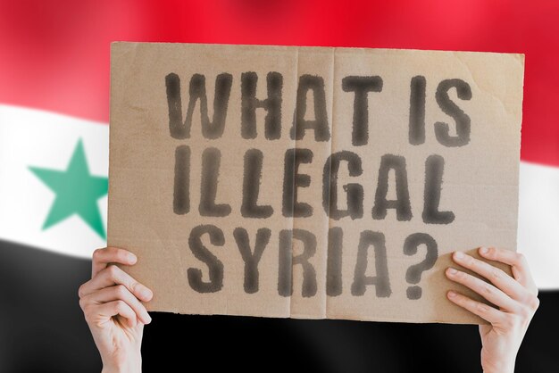 La pregunta "¿Qué es ilegal en Siria?" en una pancarta en la mano de los hombres con la bandera siria borrosa en el fondo. No permitido. Prohibiciones. Proscrito. Reglas. Política. Ley