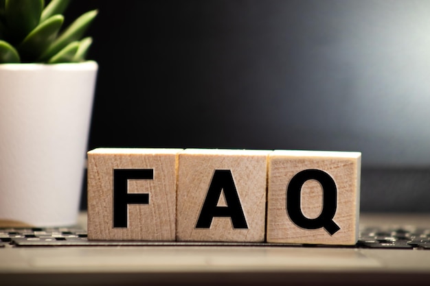 Preguntas frecuentes palabra sobre bloque de madera sobre fondo de madera
