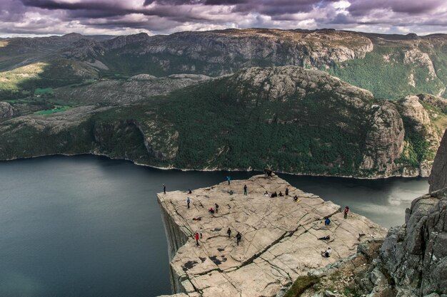 Preikestolen oder Prekestolen oder Preikestolen ist eine berühmte Touristenattraktion in der Nähe von Stavanger Norwegen. Preikestolen ist eine steile Klippe, die sich über den Lysefjord erhebt