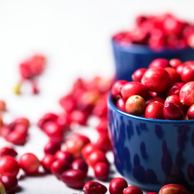 Preiselbeeren auf einem Holztisch