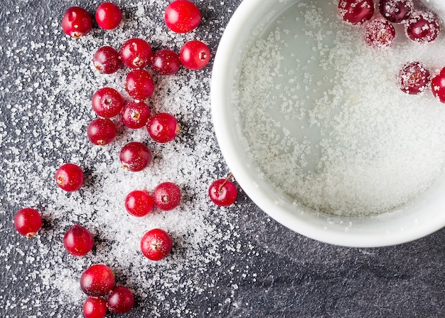 Preiselbeeren mit Zucker in der Schüssel