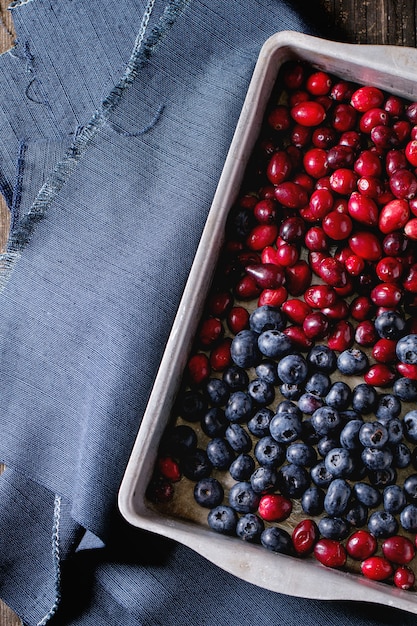 Preiselbeeren und Heidelbeeren