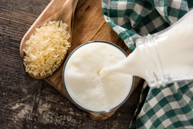 Preismilch im Glas auf Holztisch, Draufsicht