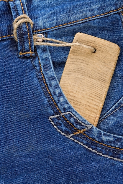 Preisschild und Jeans strukturierte Tasche