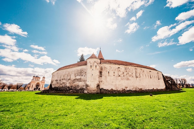 Prejmer Romênia Vista das paredes grossas poderosas da igreja fortificada na igreja saxônica fortificada medieval da Transilvânia no marco do condado de Brasov