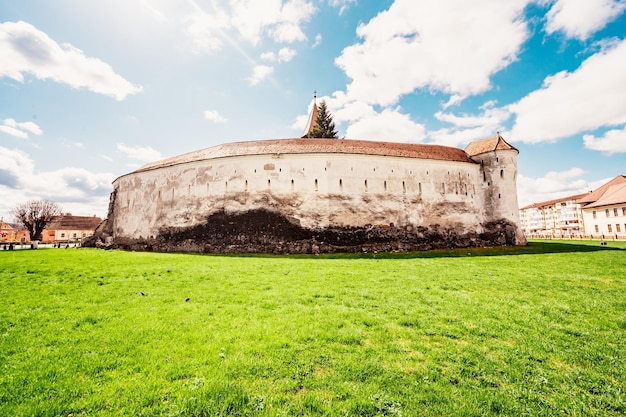 Prejmer Romênia Vista das paredes grossas poderosas da igreja fortificada na igreja saxônica fortificada medieval da Transilvânia no marco do condado de Brasov