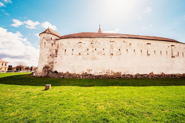 Prejmer Rumania Vista de la iglesia fortificada poderosas paredes gruesas en Transilvania Iglesia sajona medieval fortificada en el hito del condado de Brasov