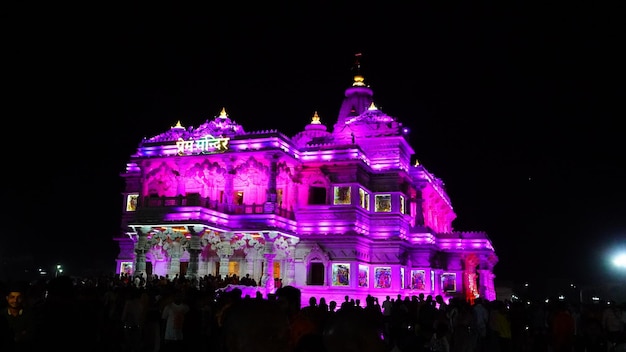 Prem mandir vista de iluminação rosa à noite na imagem de vrindavan