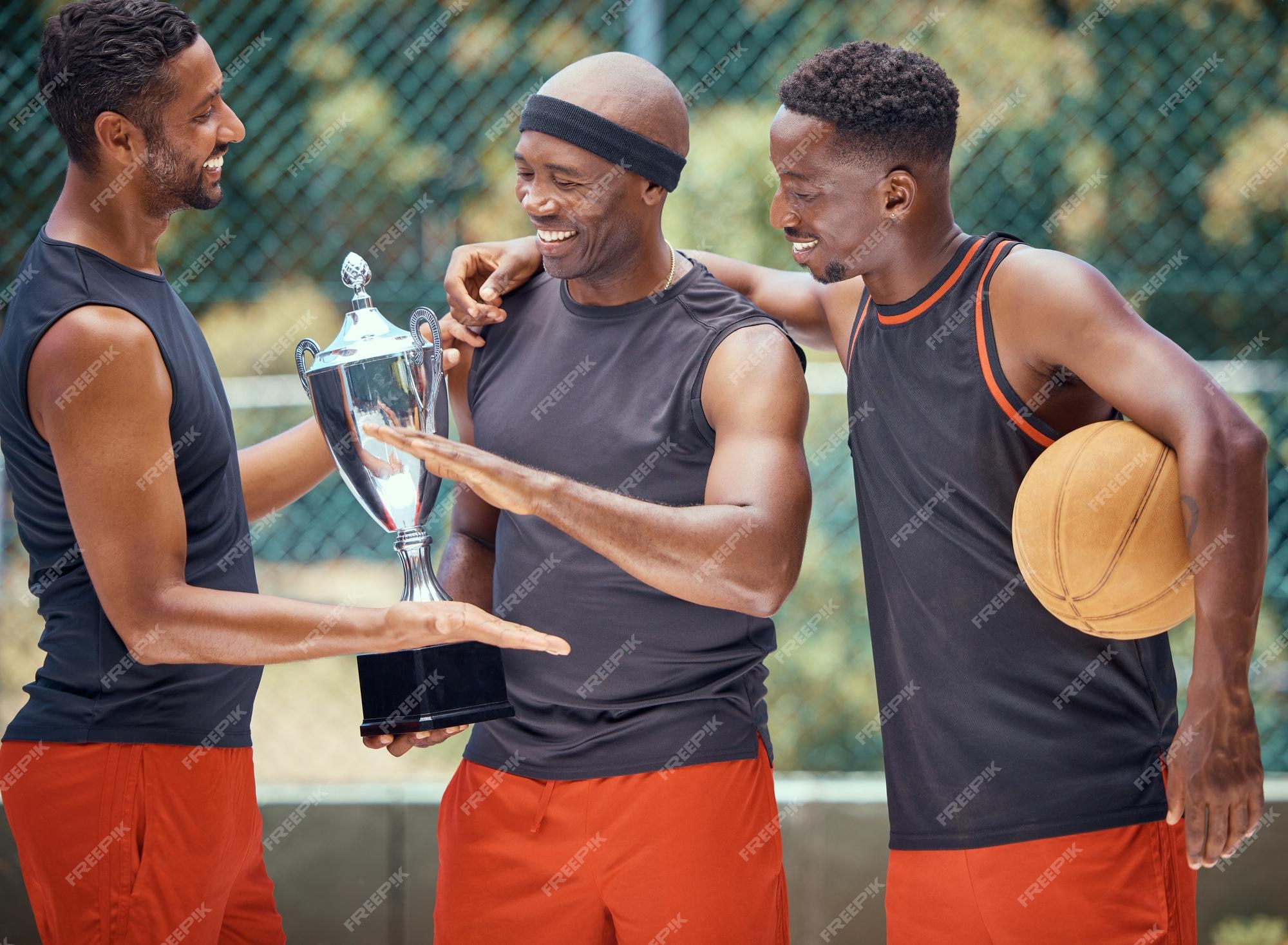 Atletas do basquete festejam títulos do futebol e prêmio