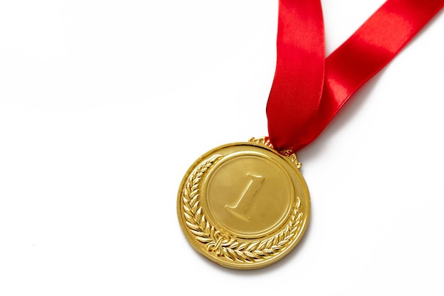 Prêmio de medalha de ouro, troféu de campeão e fita Prêmio no esporte para o vencedor isolado em fundo branco