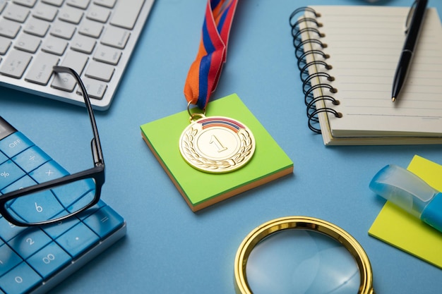 Foto prêmios de medalha para o vencedor com objetos de negócios