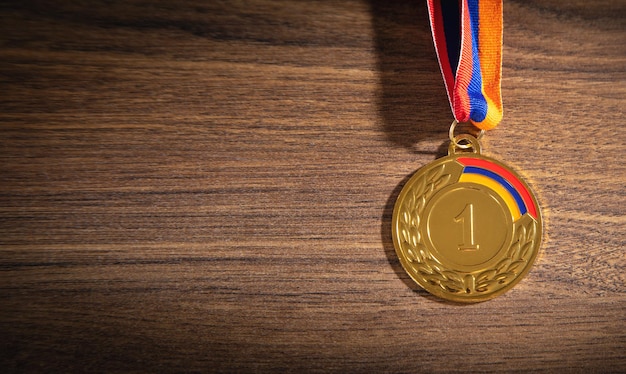 Prêmios de medalha para o vencedor em fundo de madeira