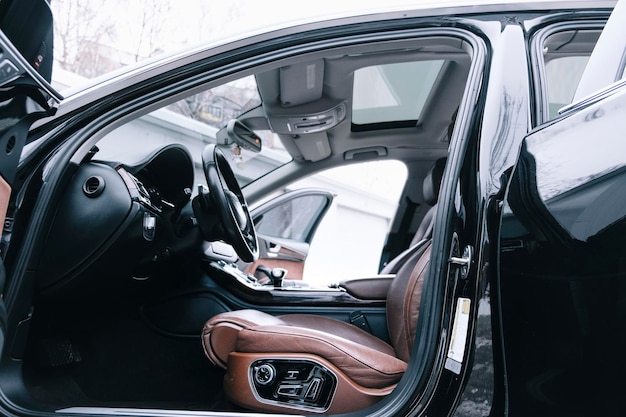 Premium-Autoinnenausstattung, braunes perforiertes Leder, dekorative Einsätze im Innenraum, Lederlenkung.