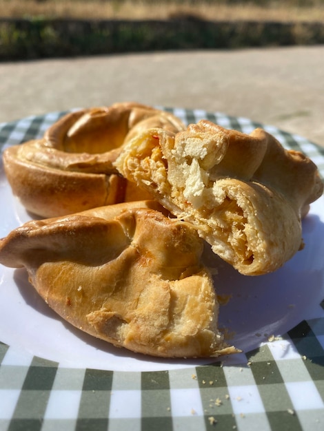 Prenao ist ein mit Fleisch oder Gemüse gefüllter Knödel oder Brot. Gefülltes Brot, typisch für einige Regionen