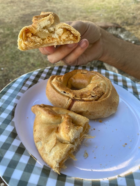 Prenao ist ein mit Fleisch oder Gemüse gefüllter Knödel oder Brot. Gefülltes Brot, typisch für einige Regionen