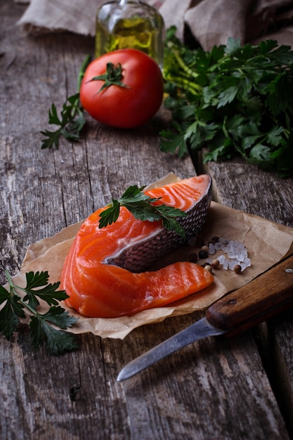 Prendedero de color salmón crudo en fondo de madera Enfoque selectivo