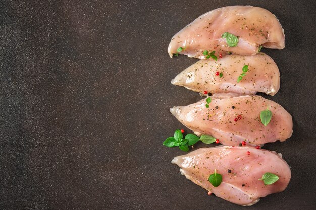 Prendedero crudo del pollo en fondo oxidado. Ingredientes de carne para cocinar. Vista superior.