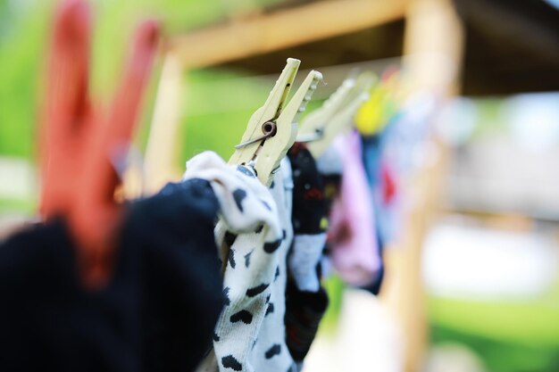 Prendedores de roupa em um varal no verão Roupas secas do lado de fora Roupas em uma corda