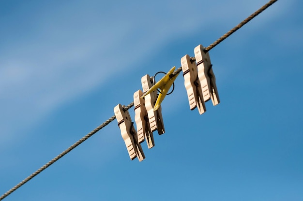 Prendedores de roupa para secar roupas em uma corda em uma manhã ensolarada