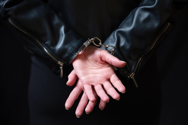 Prender proteção contra crime e violação da lei Algemar as mãos de mulheres criminosas fecham