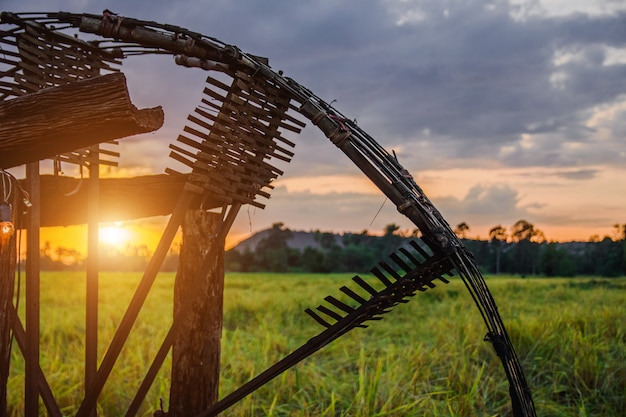 Foto prensa de turbina en tiempo crepuscular en vista de campos de arroz.