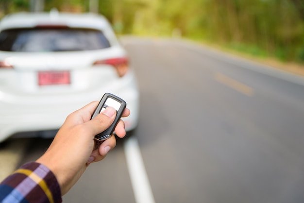 Foto prensas manuales en los sistemas de control remoto del automóvil con luz solar