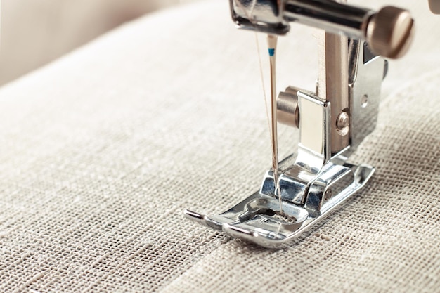 Prensatelas de máquina de coser moderna y prenda de vestir Proceso de costura negocio de hobby hecho a mano