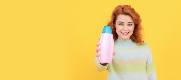 Se preocupa por ti lavando el cabello con champú en el salón chica con acondicionador para el cabello hábitos diarios Mujer aislada cara retrato banner con espacio de copia