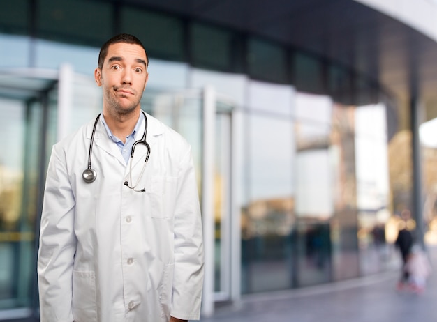 Preocupado joven médico posando