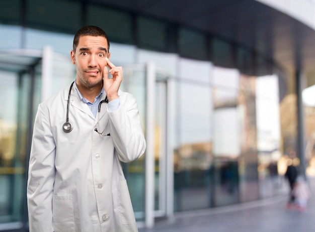 Preocupado joven médico posando