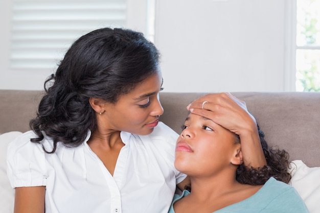 Preocupado mãe abraçando filha doente