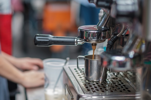 Foto prepara un café.