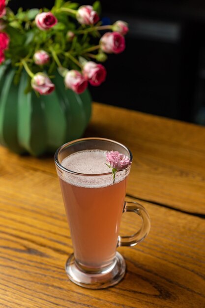 se prepara un cóctel caliente en el bar