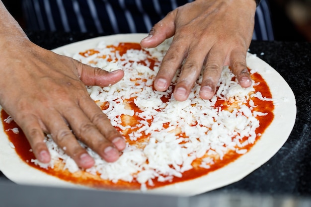 Prepara la masa para pizza