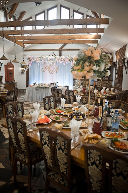 Se prepara el salón de bodas para la celebración 2761