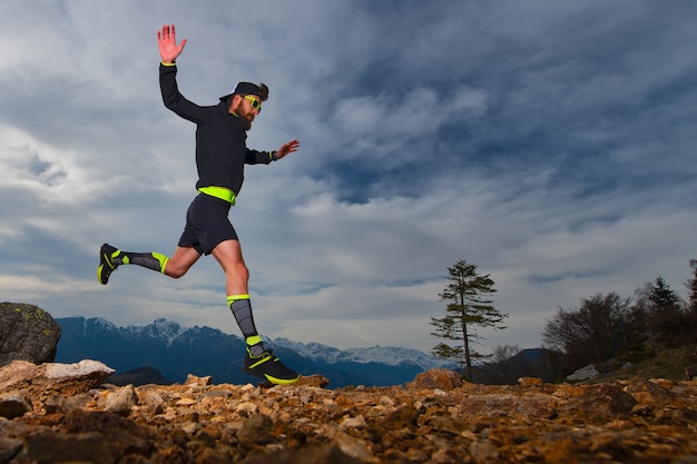 Preparação atlética de um homem para competições de corrida em montanha nas montanhas