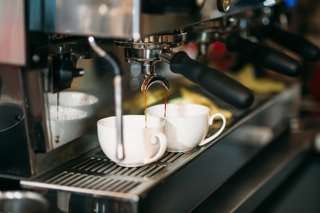 Preparação da bebida na máquina de café.