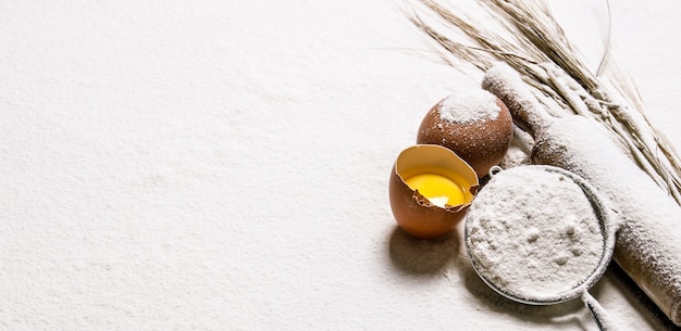 Preparação da massa ovos com rolo na farinha