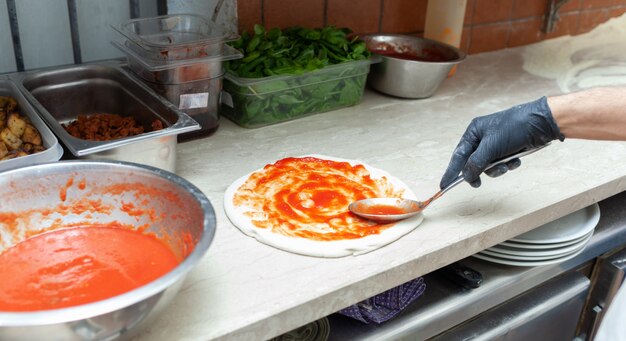 Preparação da tradicional pizza napolitana.