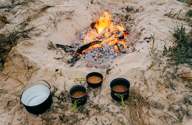 Preparação de alimentos em viagem de acampamento.