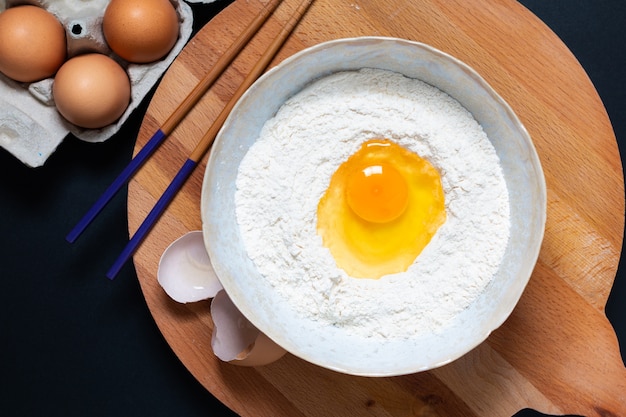 Preparação de alimentos para massa caseira para massas ou macarrão de ovos chineses