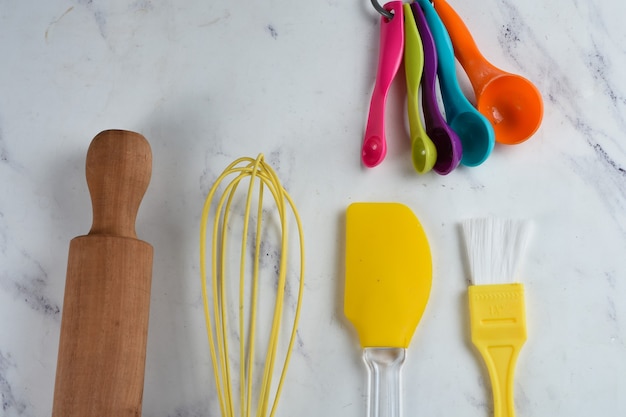 Preparação de alimentos preparação ingrediente para assar e utensílios em fundo de textura de mármore