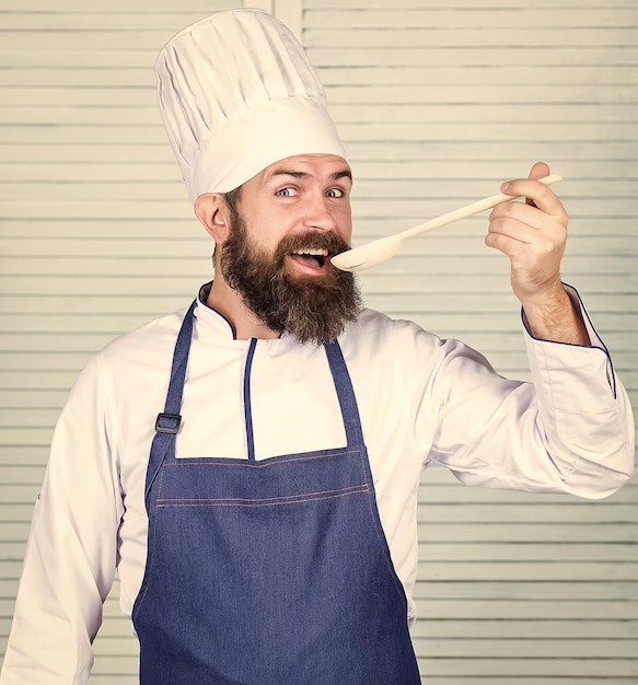 Foto preparação de alimentos vegetariano chef maduro com barba dieta e comida orgânica vitamina homem barbudo cozinhar na culinária de cozinha chef homem de chapéu receita de sabor secreto cozinhar comida saudável