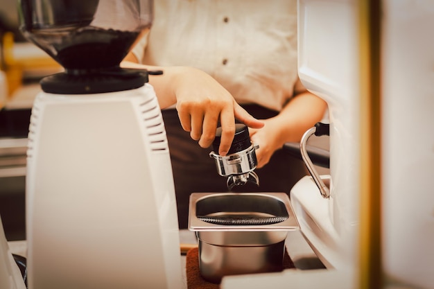 Preparação de barista adulterando café em portafiltro para fazer café fresco