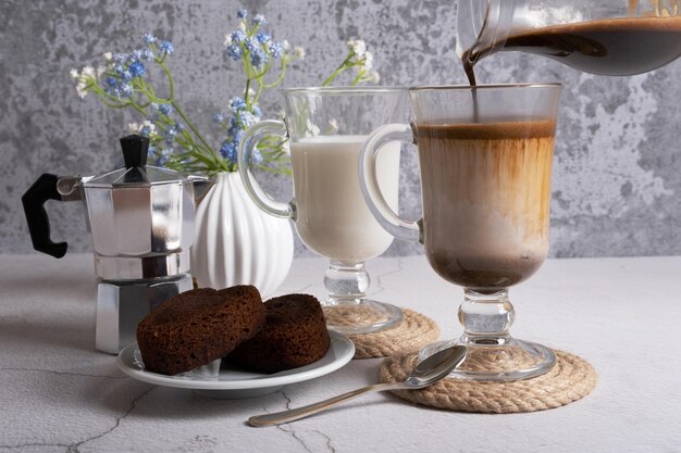 Preparação de bebida de café dalgona no café da manhã